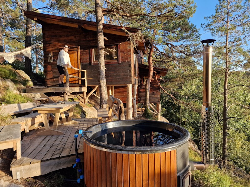 En deilig badestamp venter deg. Booking Cliff Cabin.